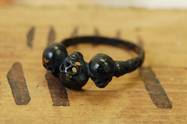 'skulls' black ring | bronze