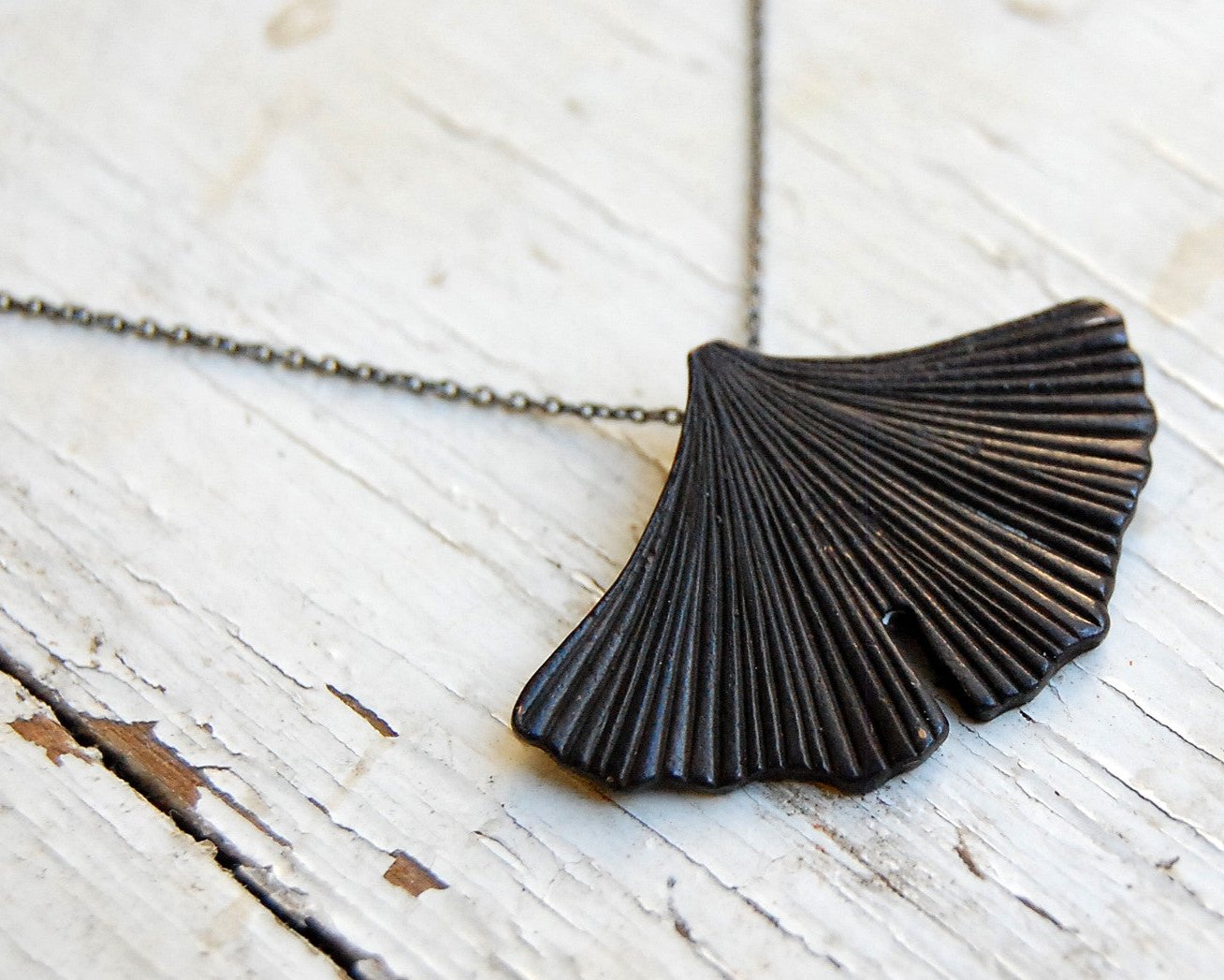 'ginkgo' fan black necklace | bronze