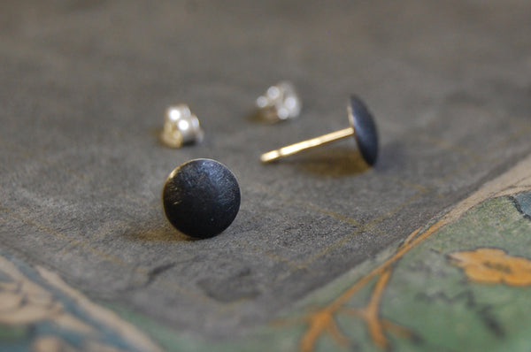 'moneda' earstuds | 925 oxidized silver