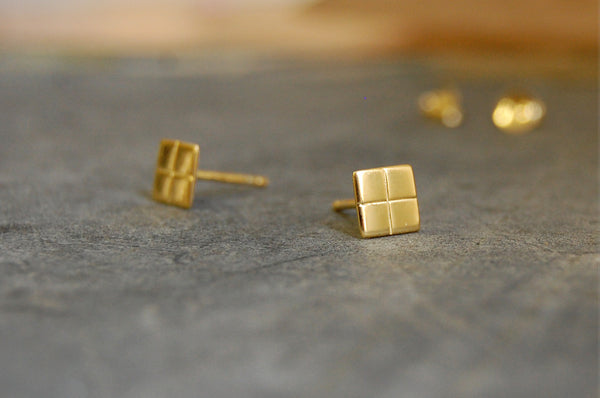 'square grid' earstuds | 24k gold-plated