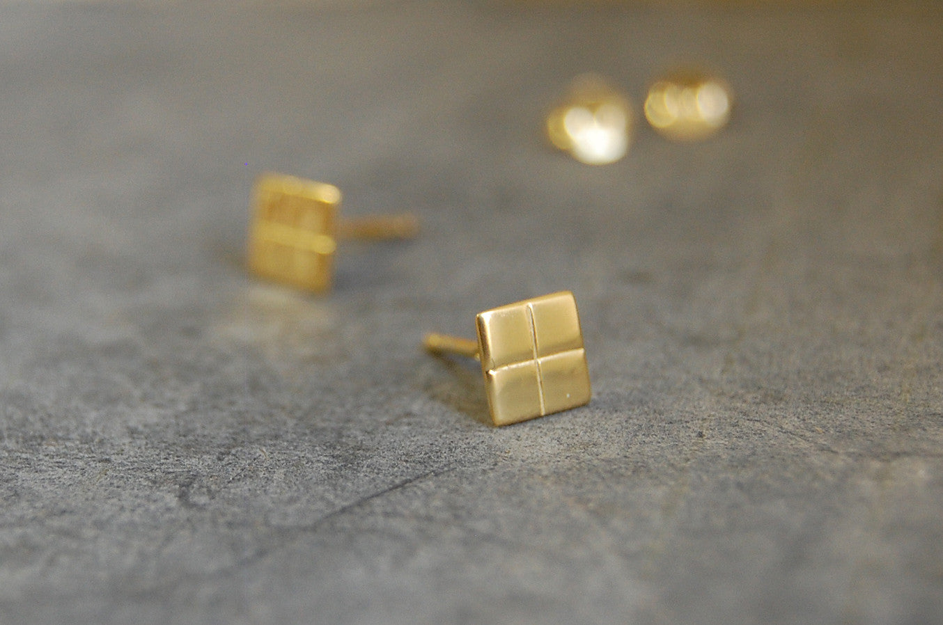 'square grid' earstuds | 24k gold-plated