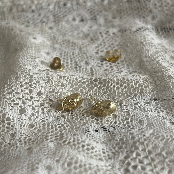 “skull' earstuds | 24k rose gold-plated