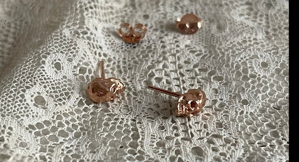 “skull' earstuds | 24k rose gold-plated