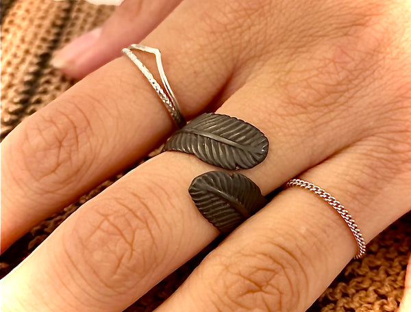 'feather' black ring | bronze