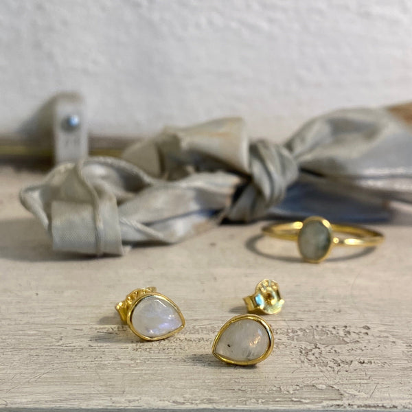 Moonstone | ‘laia’ earstuds | 24k Gold-plated
