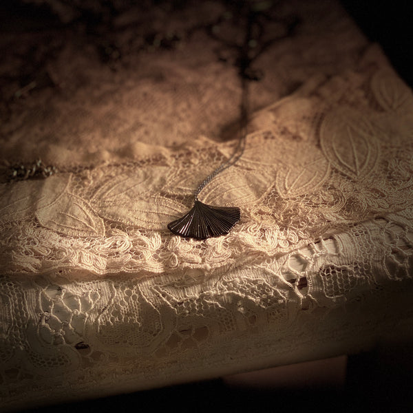 'ginkgo' fan black necklace | bronze