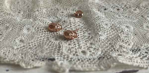 “skull' earstuds | 24k rose gold-plated