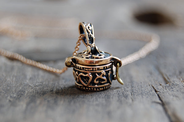 casket rounded necklace | bronze