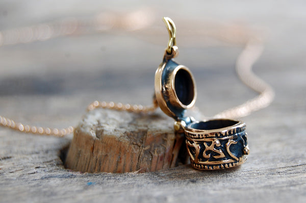 casket rounded necklace | bronze