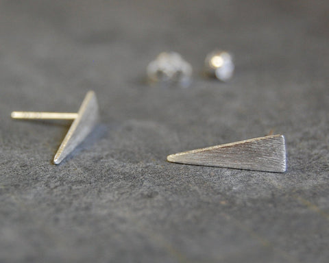 matt triangle earstuds | 925 silver